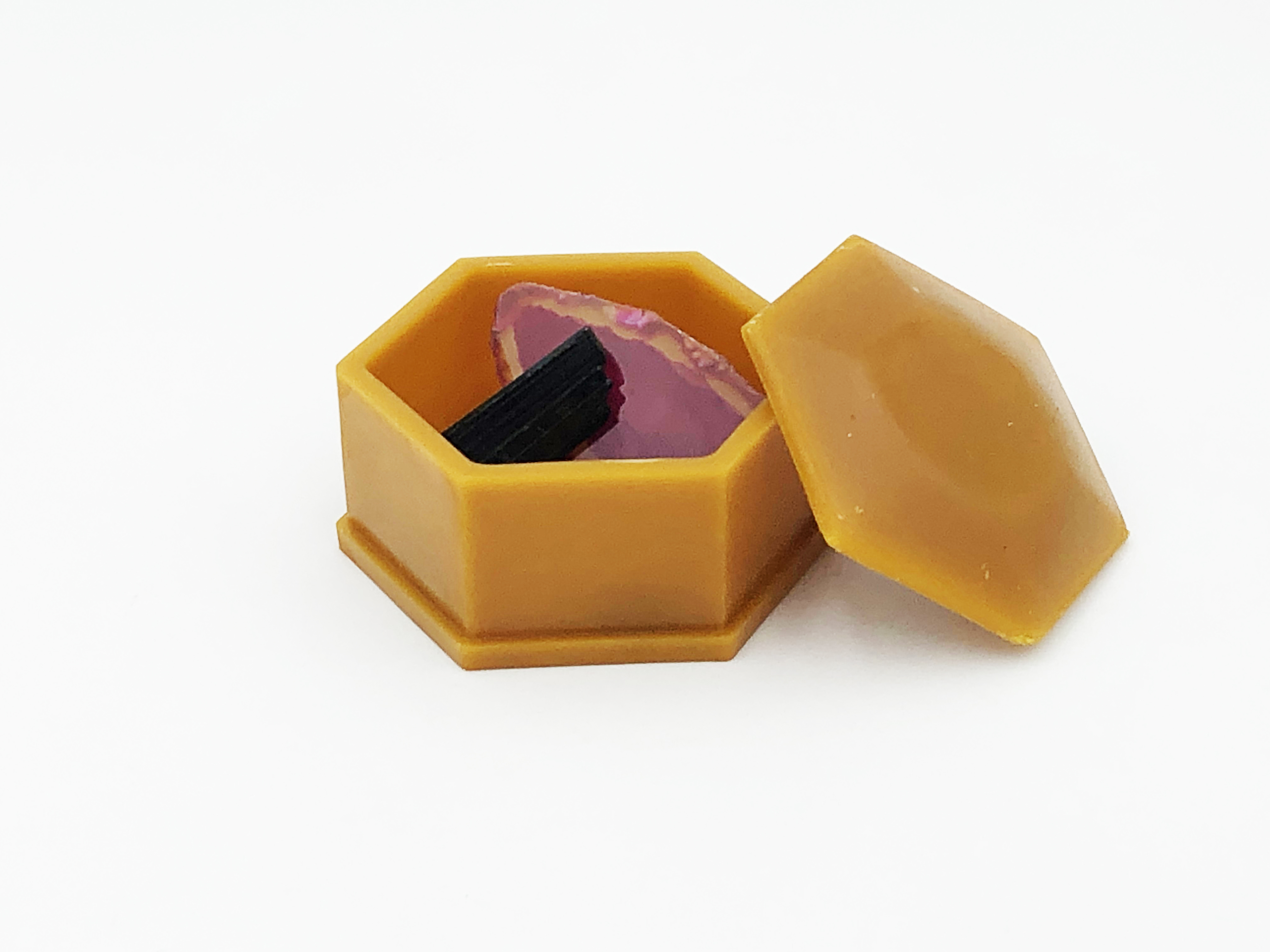 Décoration boite hexagonale avec couvercle jaune naturel avec pierre précieuse cire abeille pour cadeau original ou objet de décoration maison