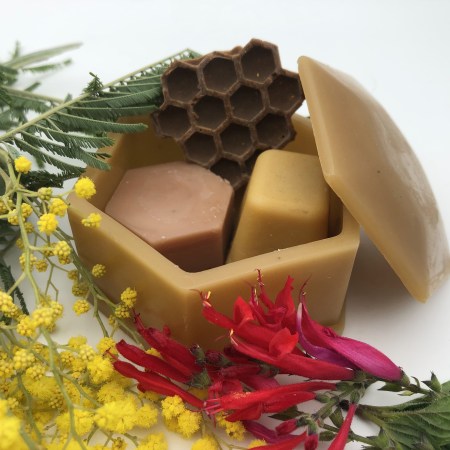 Décoration boite hexagonale avec couvercle jaune naturel avec produit cosmétique cire abeille pour cadeau original ou objet de décoration maison