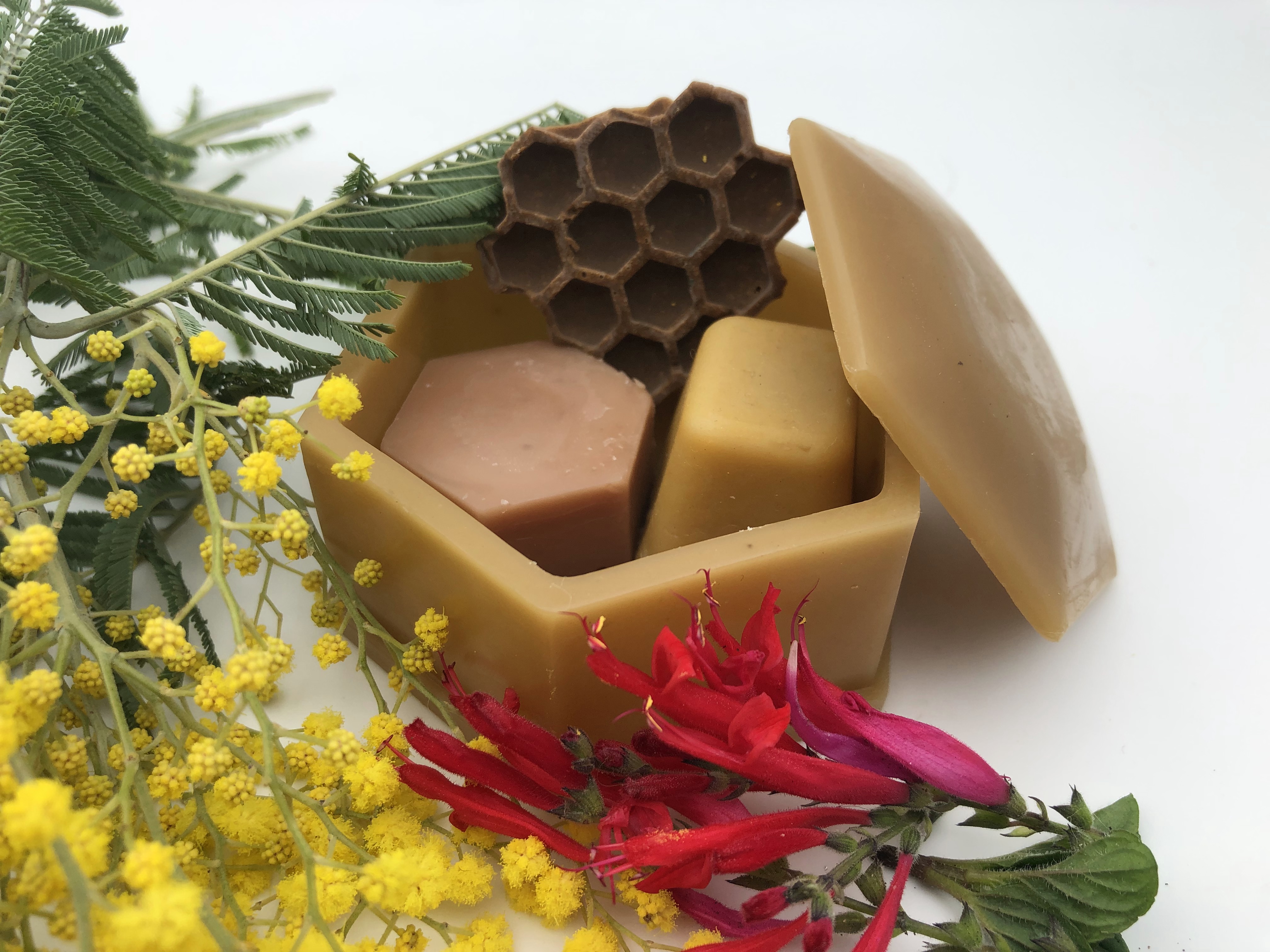 Décoration boite hexagonale avec couvercle jaune naturel avec produit cosmétique cire abeille pour cadeau original ou objet de décoration maison