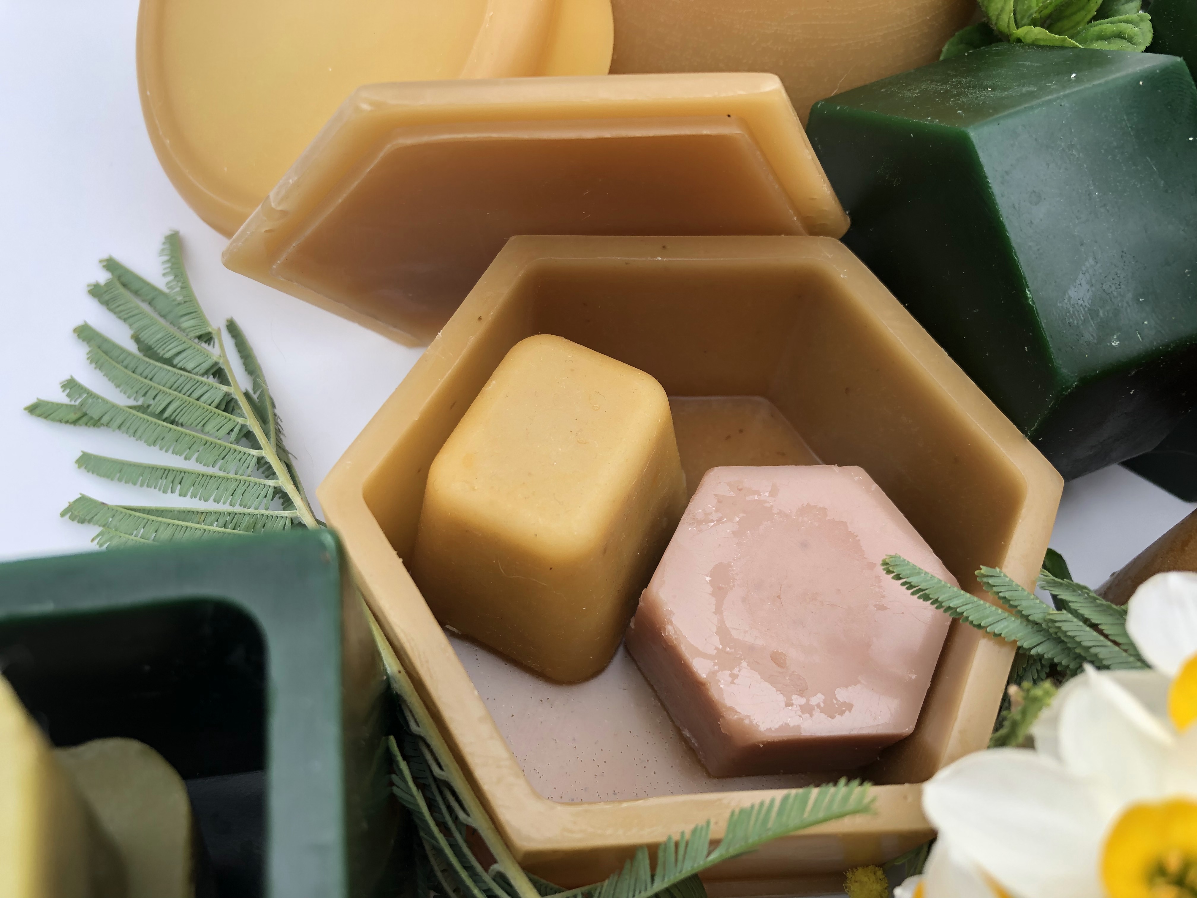 Décoration boite hexagonale avec couvercle jaune naturel avec produit cosmétique cire abeille pour cadeau original ou objet de décoration maison