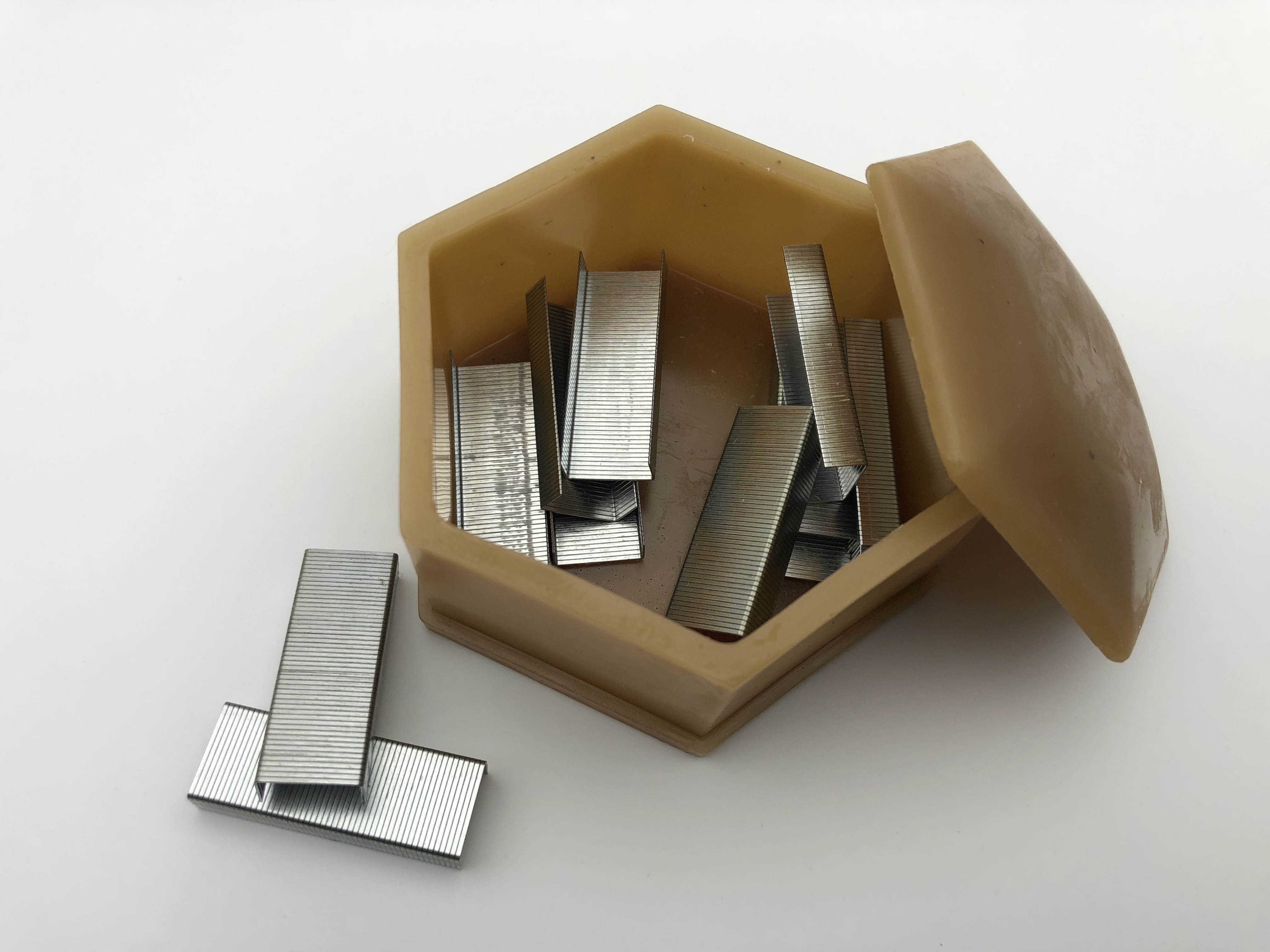 Décoration boite hexagonale avec couvercle jaune naturel agrafe cire abeille pour cadeau original ou objet de décoration maison