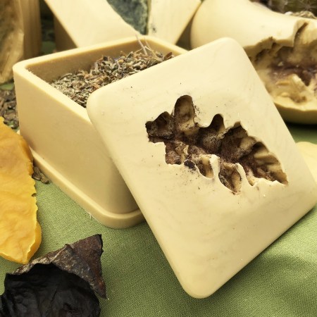 Boite carrée en cire d'abeille naturel avec empreinte feuille pigment marron contenant des fleurs de lavande sécher