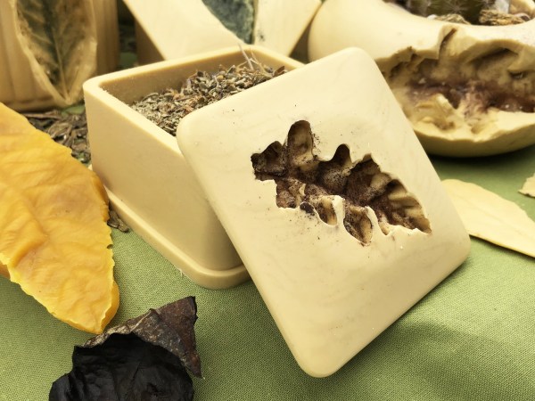 Boite carrée en cire d'abeille naturel avec empreinte feuille pigment marron contenant des fleurs de lavande sécher