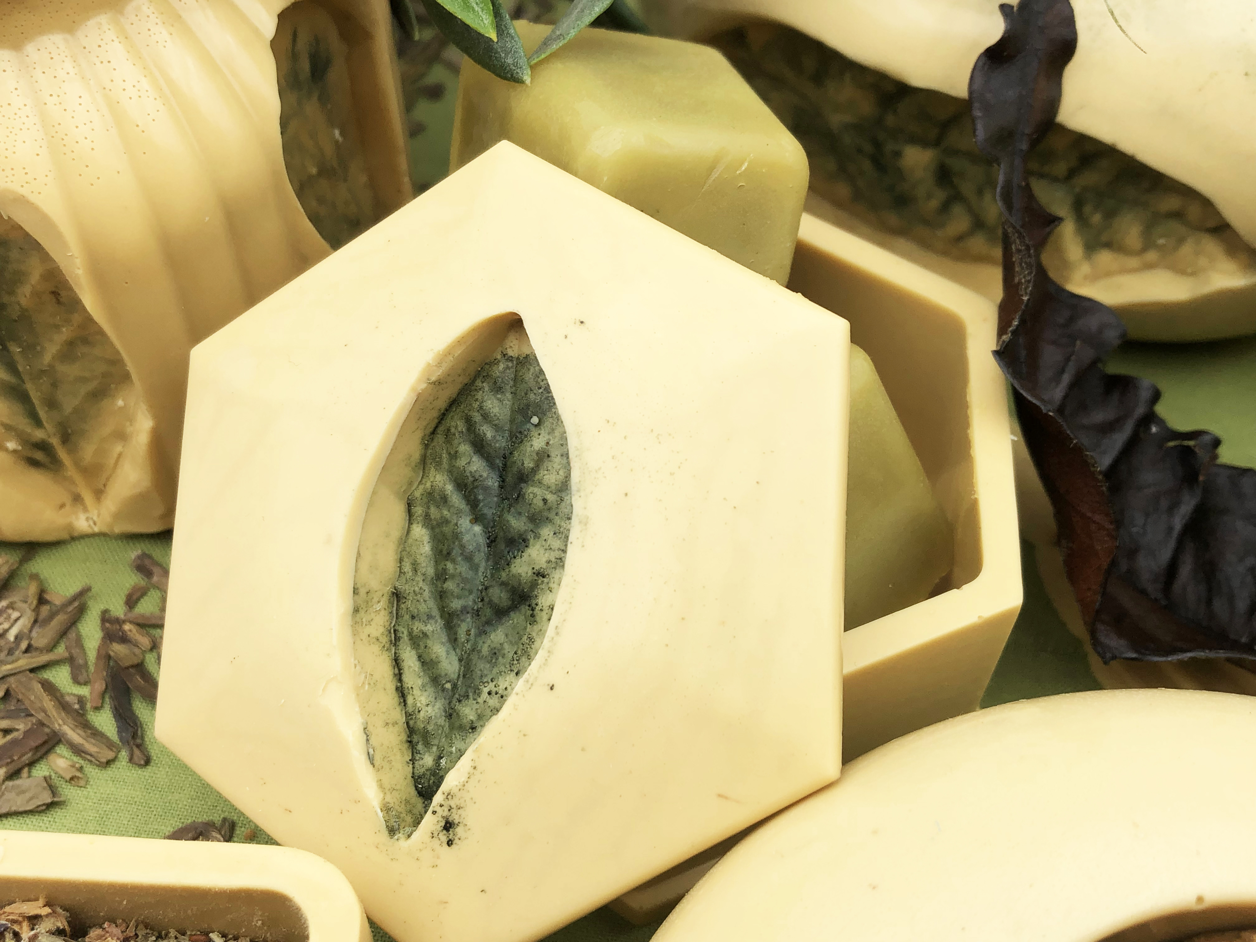 Boite hexagonal en cire d'abeille naturel avec empreinte feuille et pigment vert