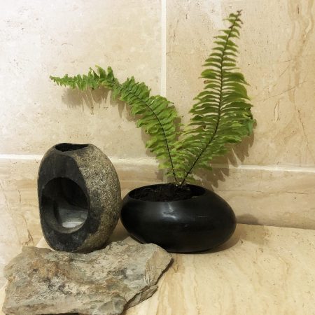 Image pot ovale noir avec plante fougère et décoration bougie et pierre en cire abeille pour cadeau ou décoration original