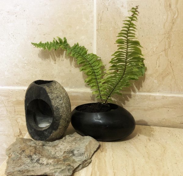 Image pot ovale noir avec plante fougère et décoration bougie et pierre en cire abeille pour cadeau ou décoration original