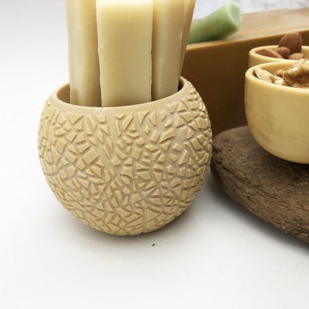 Pot suspension cire d'abeille couleur crème contenant des baumes cosmétique