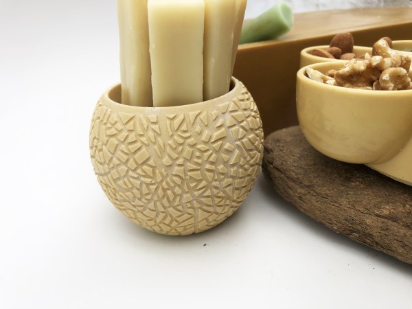 Pot suspension cire d'abeille couleur crème contenant des baumes cosmétique