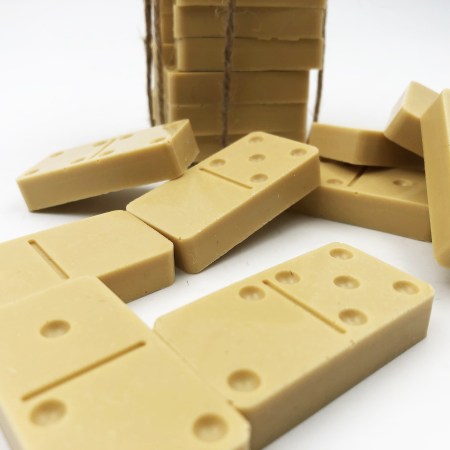 Gros Domino naturel en cire d'abeille étalé