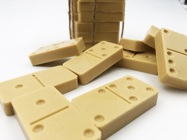 Gros Domino naturel en cire d'abeille étalé