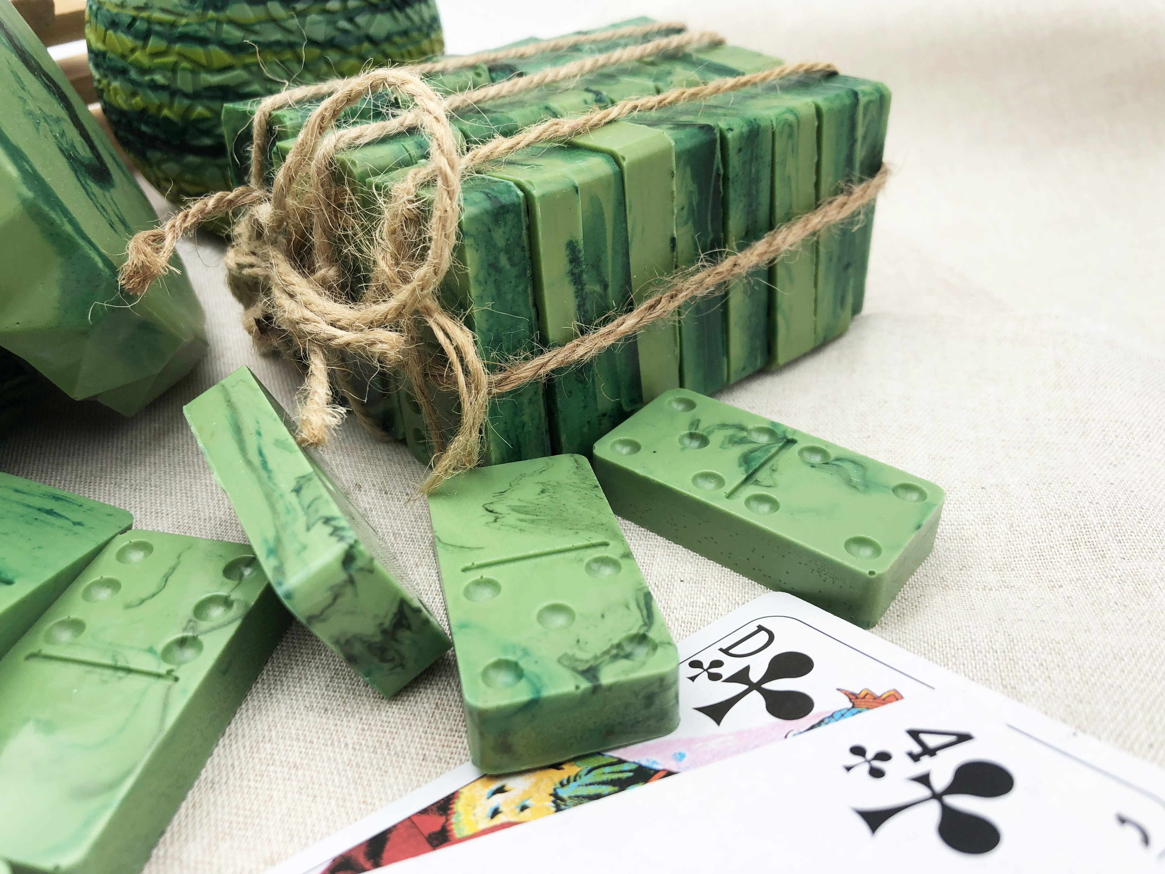 Jeux de domino vert en cire d'abeille avec carte dame et 4 trefle